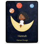 Cover des Human Design Kinder E-Books auf einem Tablet, dunkelhäutiges Mädchen mit schwarzen Haaren sitzt auf einer goldenen Mondsichel